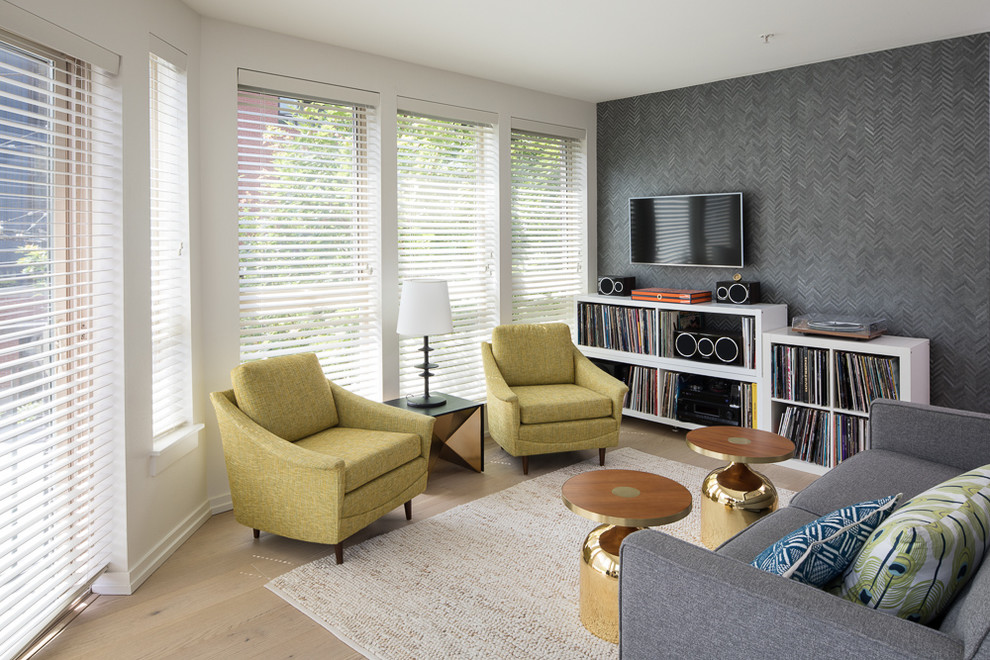 Foto di un piccolo soggiorno moderno aperto con parquet chiaro, pavimento bianco, sala formale, pareti bianche e nessun camino