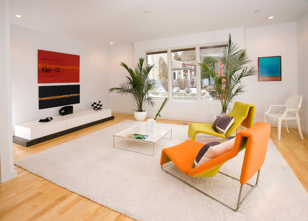 Photo of a contemporary living room in Cincinnati with white walls.