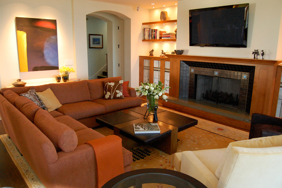 Пример оригинального дизайна: открытая гостиная комната среднего размера в стиле кантри с зелеными стенами, деревянным полом и стандартным камином