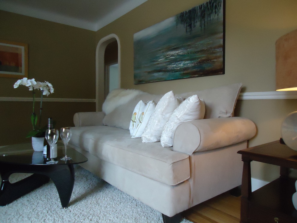 Mittelgroßes, Abgetrenntes Modernes Wohnzimmer mit beiger Wandfarbe und hellem Holzboden in Toronto