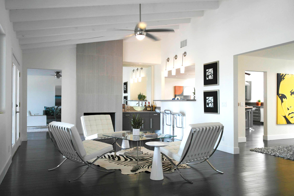 Свежая идея для дизайна: гостиная комната в стиле модернизм с домашним баром и белыми стенами - отличное фото интерьера