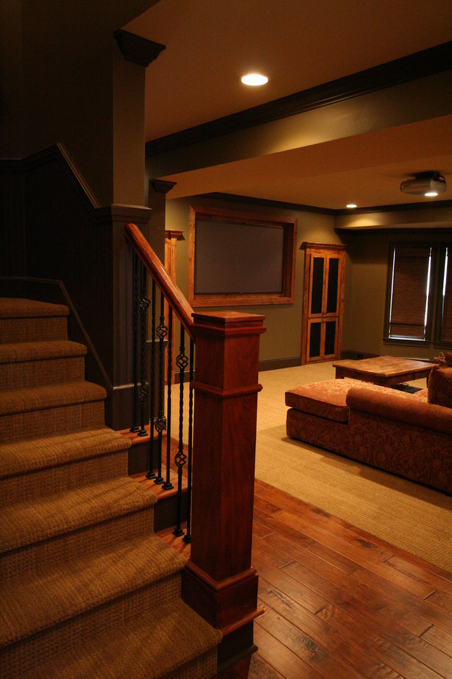 Exemple d'un salon montagne de taille moyenne et ouvert avec un bar de salon, un mur vert, moquette, un téléviseur encastré et un sol beige.