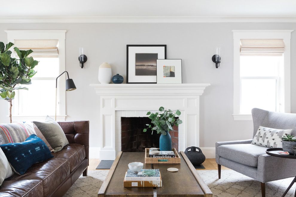 Großes, Fernseherloses, Offenes Klassisches Wohnzimmer mit grauer Wandfarbe, hellem Holzboden, Kamin, Kaminumrandung aus Holz und beigem Boden in Boston