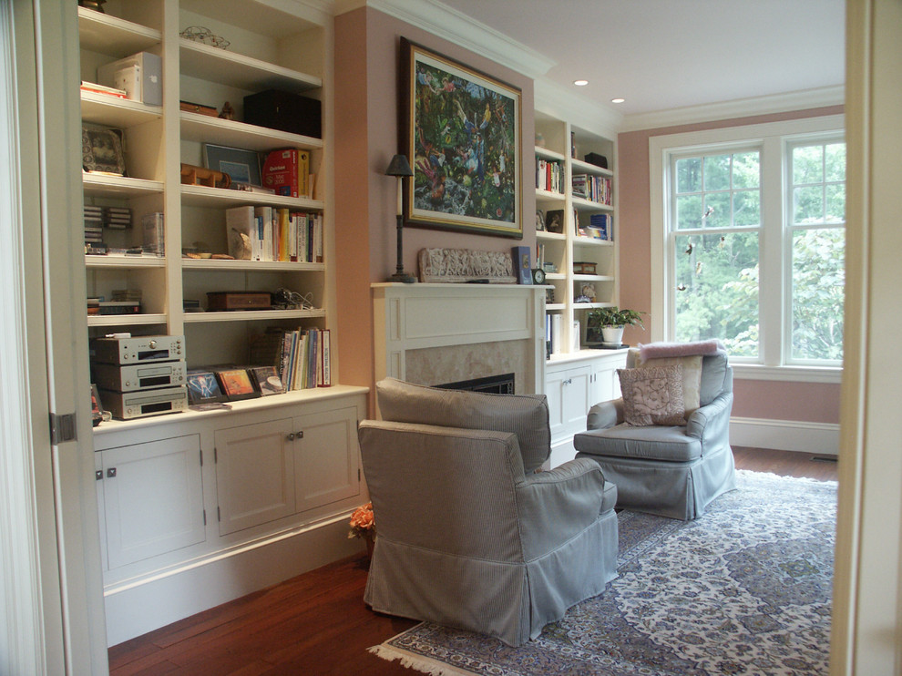 Großes, Repräsentatives, Fernseherloses, Offenes Klassisches Wohnzimmer mit rosa Wandfarbe, dunklem Holzboden, Kamin und verputzter Kaminumrandung in Boston