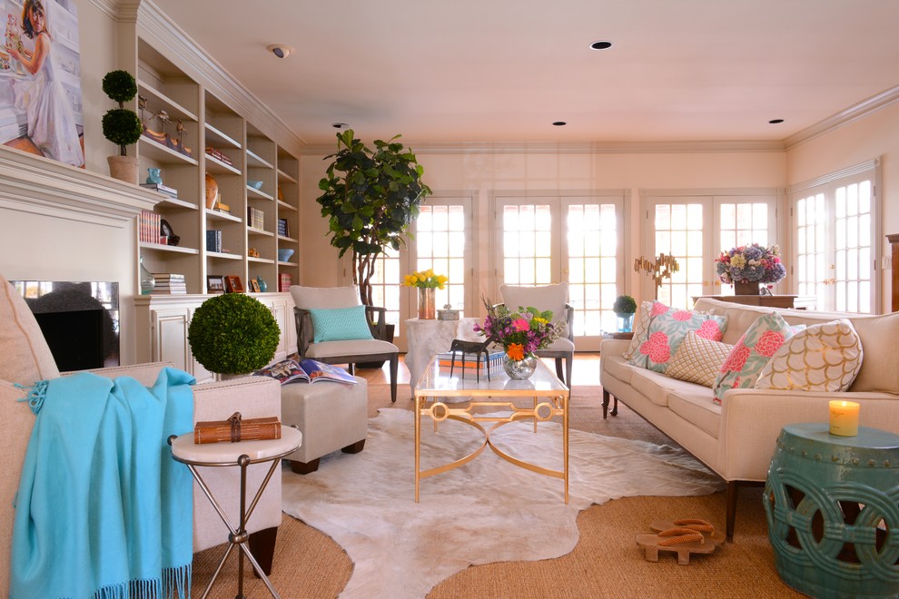Fernseherloses Eklektisches Wohnzimmer mit weißer Wandfarbe, hellem Holzboden, Kamin und Kaminumrandung aus Stein in Dallas