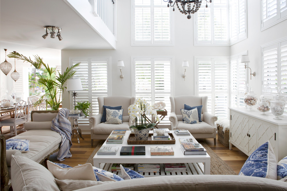 Idee per un soggiorno stile marinaro con pareti bianche, parquet chiaro e nessuna TV