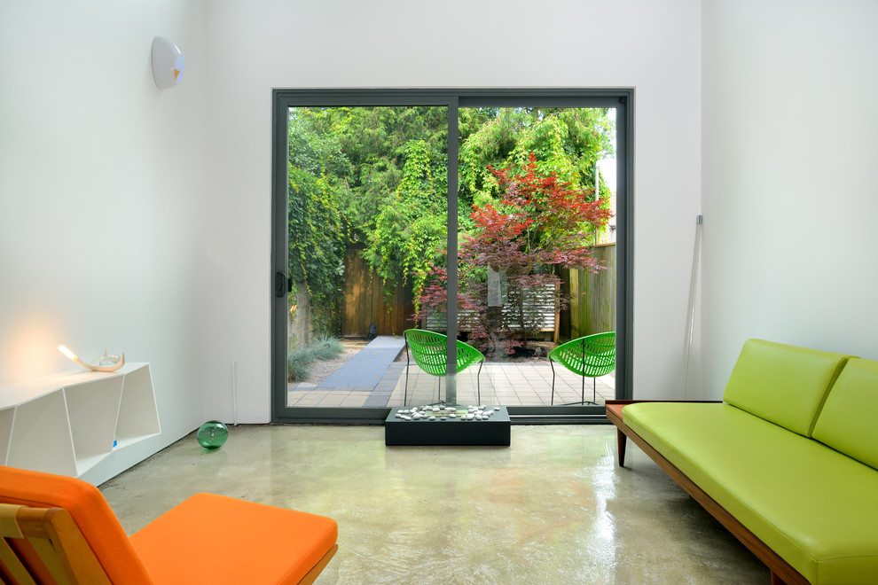 На фото: маленькая парадная гостиная комната в стиле модернизм с белыми стенами без камина для на участке и в саду с