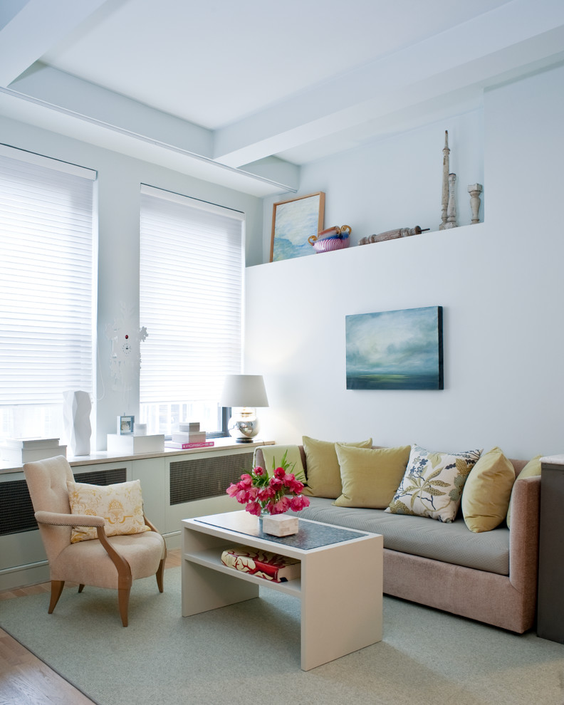 Kleines, Repräsentatives, Offenes Modernes Wohnzimmer mit weißer Wandfarbe, hellem Holzboden und beigem Boden in New York