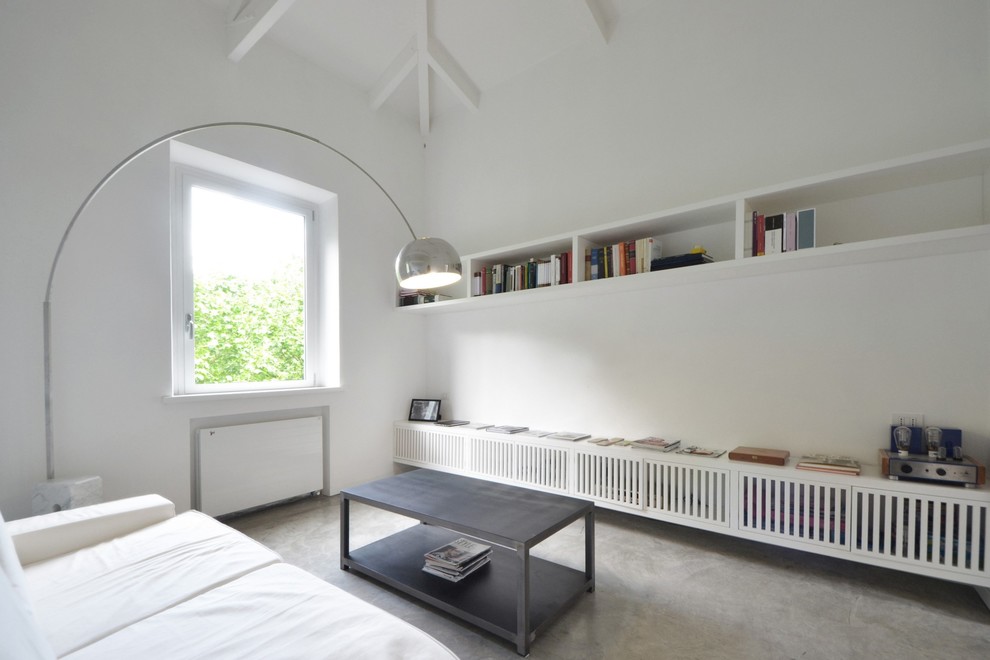 Cette image montre un petit salon design avec un mur blanc et moquette.