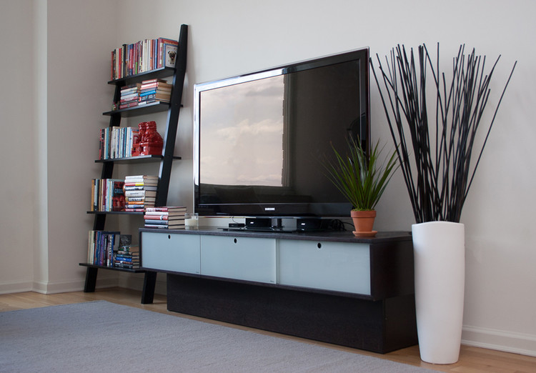 Inspiration för små moderna separata vardagsrum, med vita väggar, ljust trägolv och en fristående TV