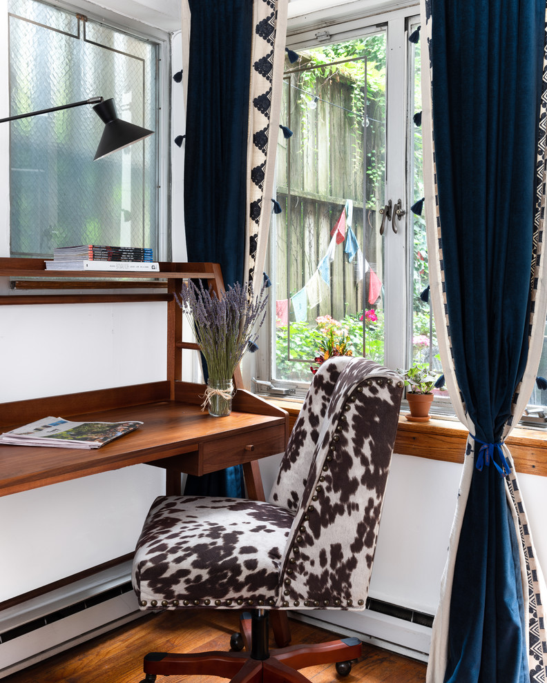 Idee per un piccolo soggiorno eclettico aperto con pareti bianche, pavimento in legno massello medio e pavimento marrone