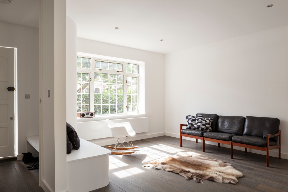 Idées déco pour un salon contemporain de taille moyenne et ouvert avec un mur blanc, un sol en bois brun et aucun téléviseur.