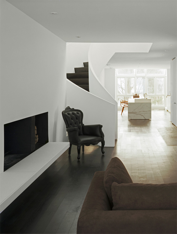 Foto de salón moderno con suelo de madera oscura