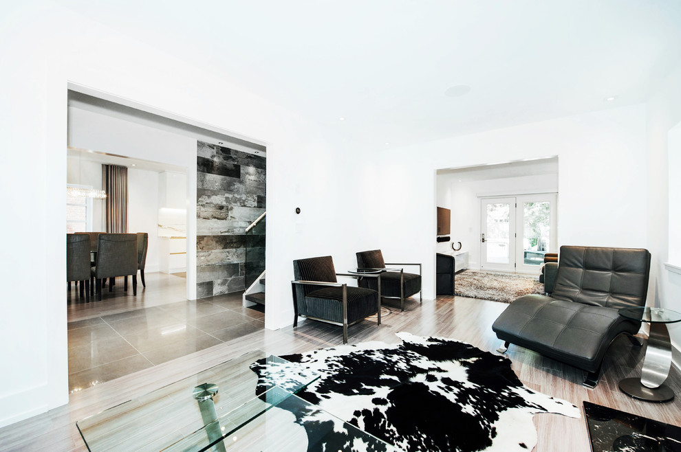 Diseño de salón abierto contemporáneo grande con paredes blancas y suelo de madera clara
