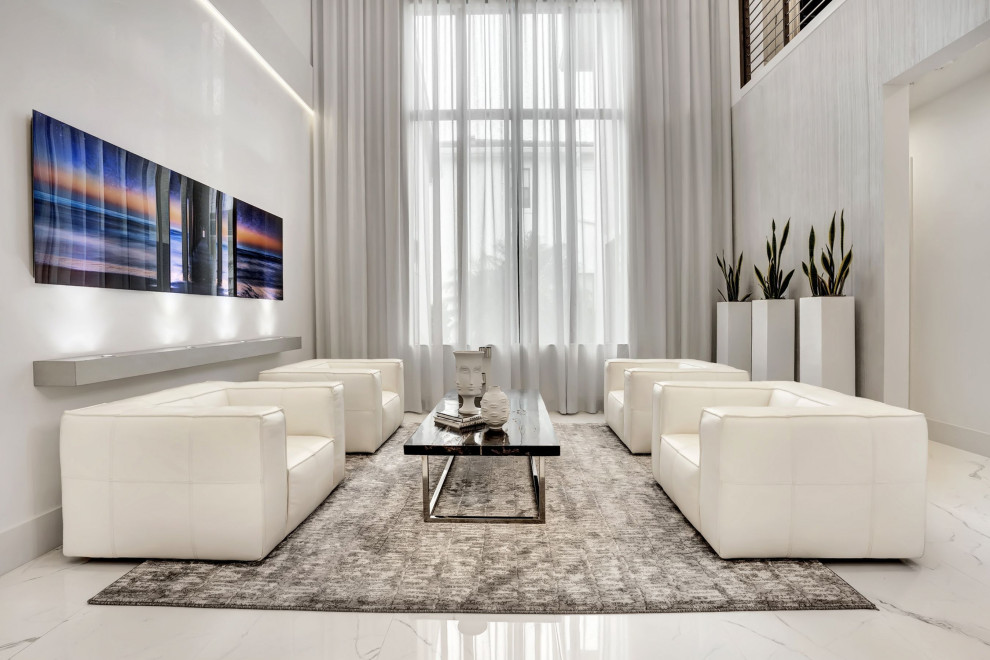 Esempio di un soggiorno minimal di medie dimensioni e aperto con sala formale, pareti bianche, pavimento in gres porcellanato, pavimento bianco, soffitto a cassettoni e pareti in legno