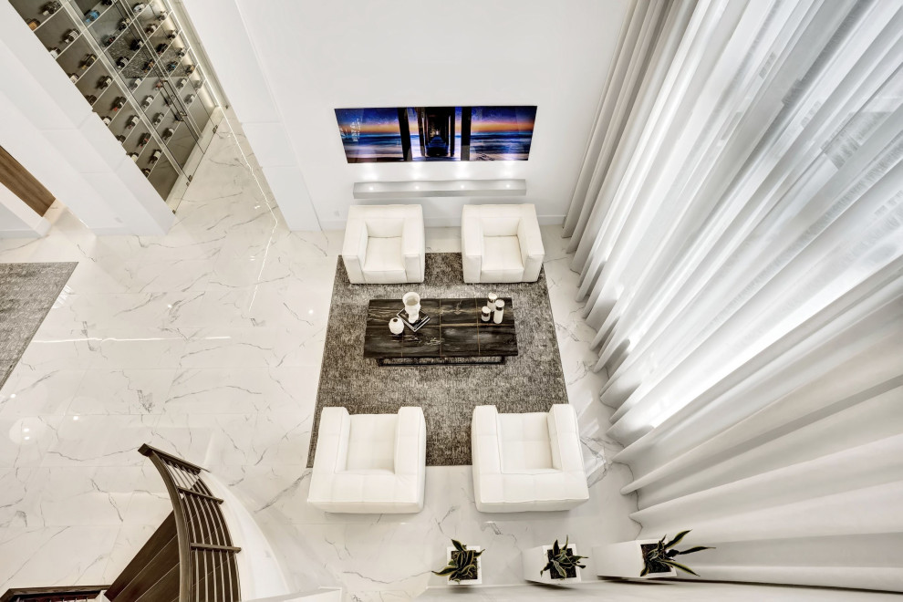 Cette image montre un salon design de taille moyenne et ouvert avec une salle de réception, un mur blanc, un sol en carrelage de porcelaine, un sol blanc et un plafond à caissons.
