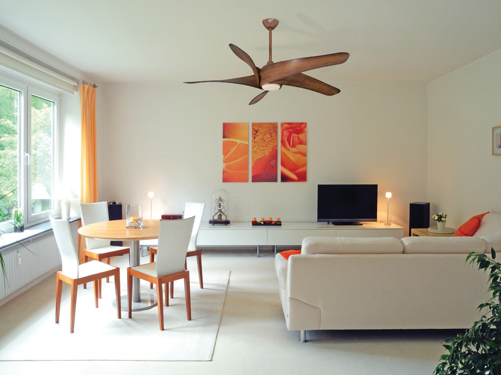 Mittelgroßes, Offenes Modernes Wohnzimmer ohne Kamin mit weißer Wandfarbe, Teppichboden und freistehendem TV in San Diego
