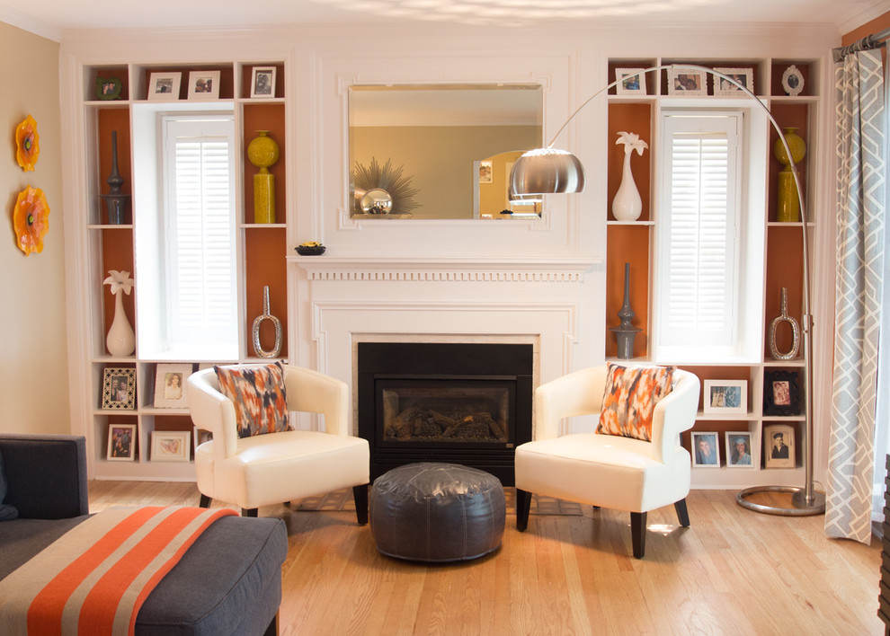 Cette photo montre un grand salon tendance fermé avec un mur beige, parquet clair, une cheminée standard, un manteau de cheminée en bois et aucun téléviseur.