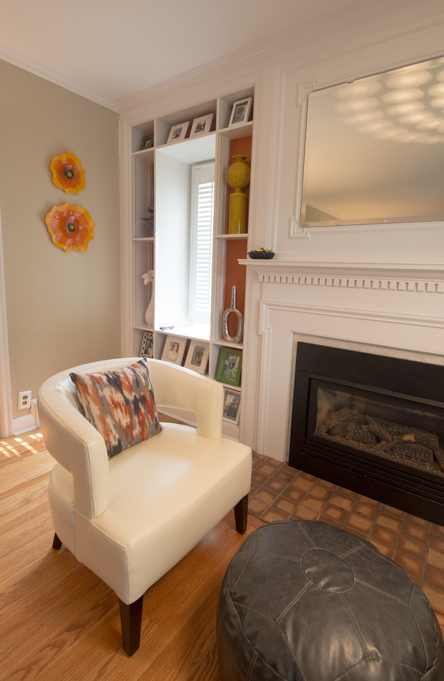 Großes, Abgetrenntes, Fernseherloses Modernes Wohnzimmer mit beiger Wandfarbe, hellem Holzboden, Kamin und Kaminumrandung aus Holz in Minneapolis