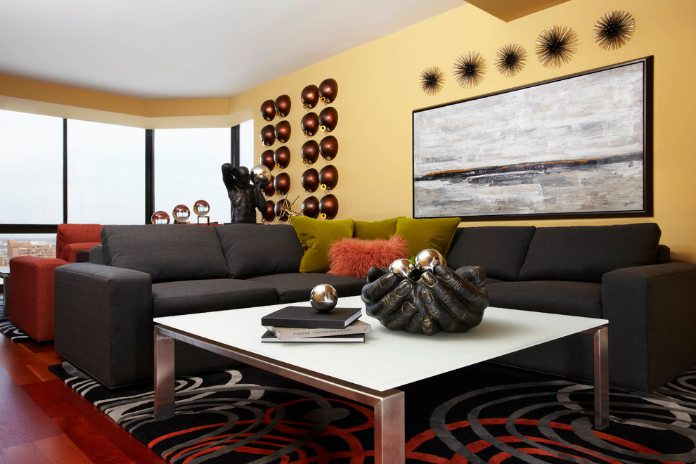 Esempio di un soggiorno design di medie dimensioni e aperto con pareti gialle e pavimento in legno massello medio