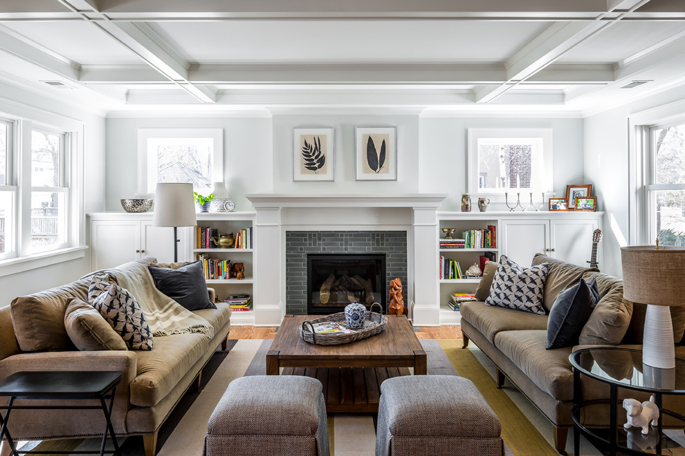 Источник вдохновения для домашнего уюта: гостиная комната в классическом стиле с белыми стенами, стандартным камином и фасадом камина из плитки