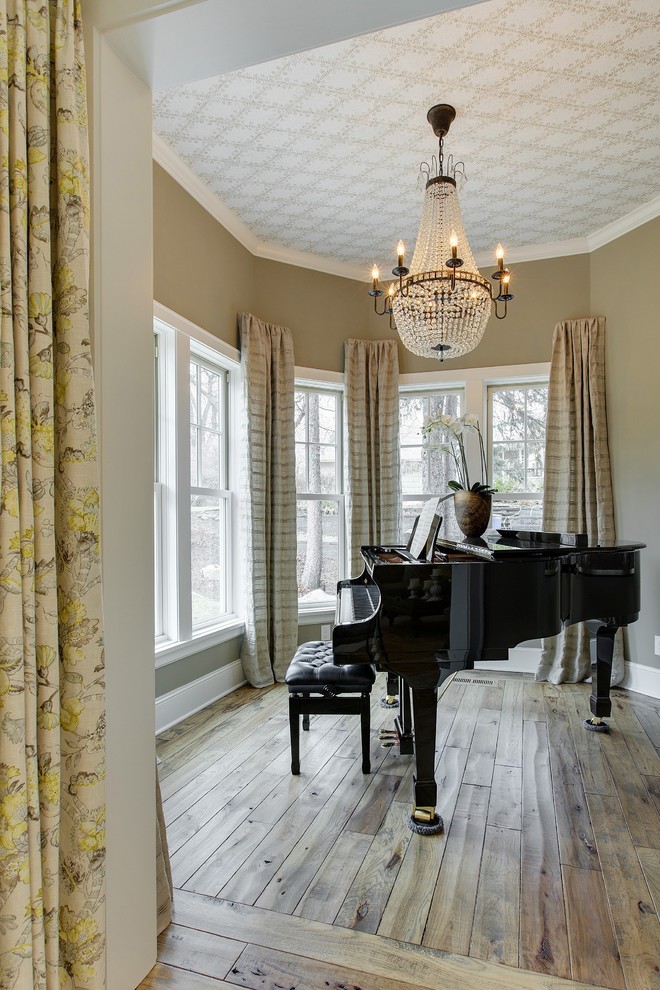 На фото: изолированная гостиная комната среднего размера в классическом стиле с музыкальной комнатой, бежевыми стенами и паркетным полом среднего тона без камина, телевизора