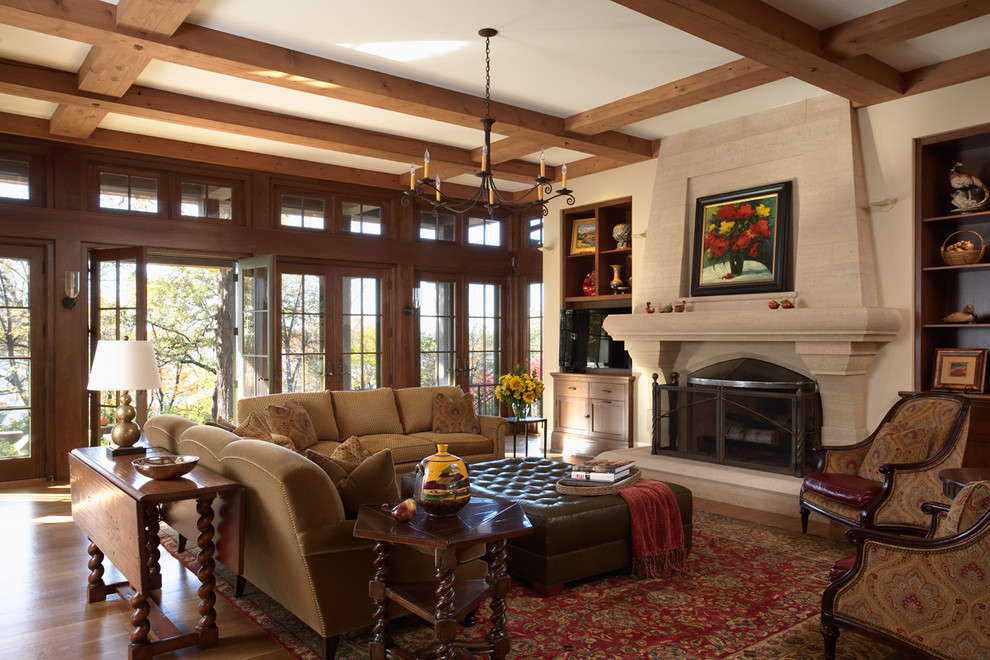 Diseño de salón clásico con suelo de madera en tonos medios y todas las chimeneas
