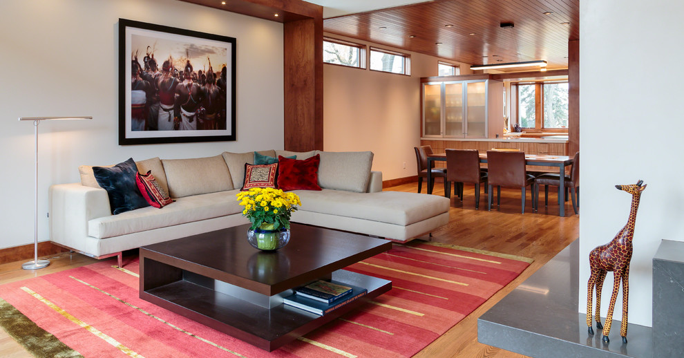 Großes, Repräsentatives, Fernseherloses, Offenes Modernes Wohnzimmer mit beiger Wandfarbe und dunklem Holzboden in Minneapolis