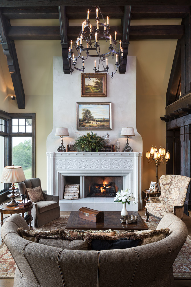 Repräsentatives, Offenes Klassisches Wohnzimmer mit beiger Wandfarbe, braunem Holzboden und Kamin in Minneapolis