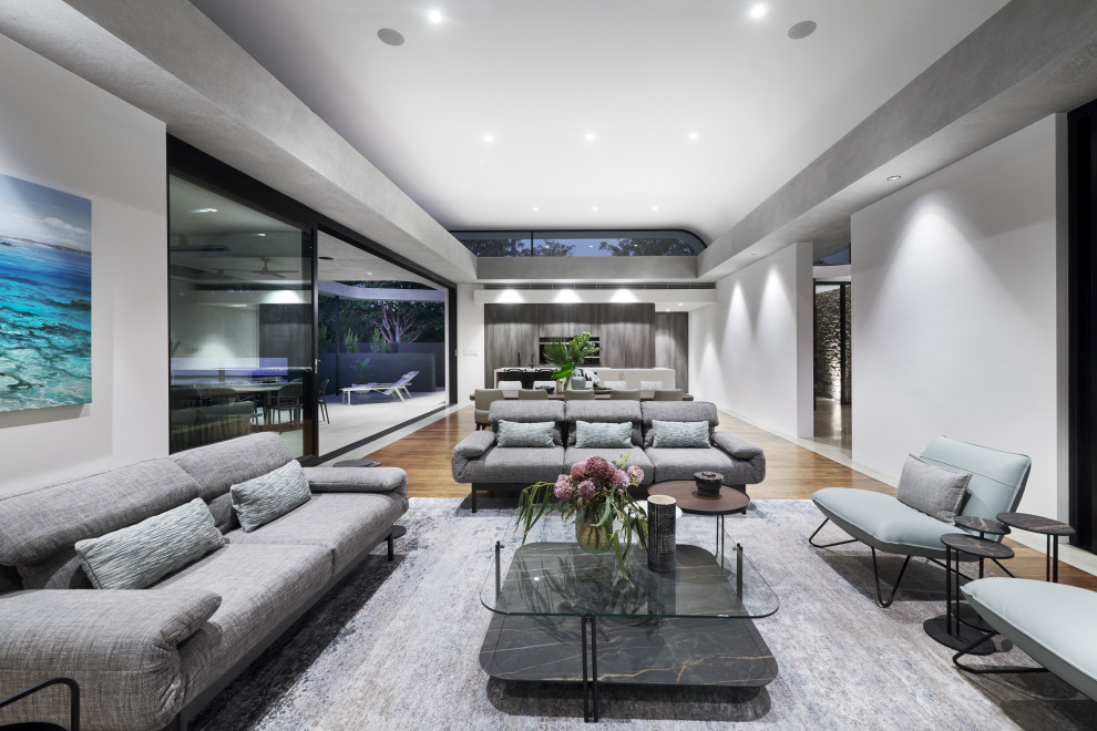 Großes, Offenes Modernes Wohnzimmer mit weißer Wandfarbe, braunem Holzboden und braunem Boden in Perth