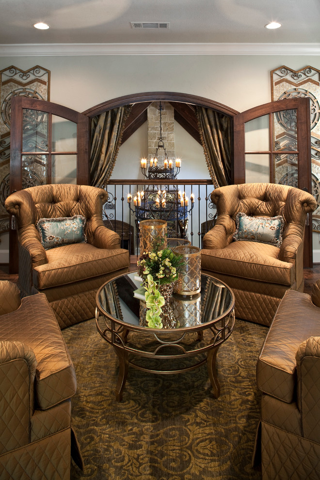 Foto di un ampio soggiorno classico aperto con sala formale, pareti beige e parquet scuro