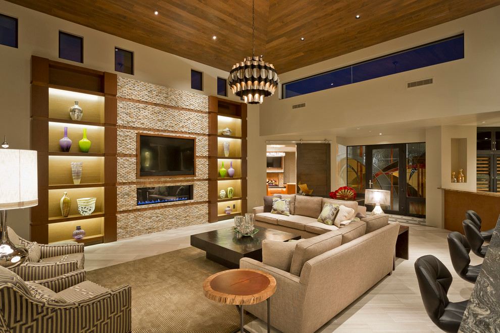 Cette image montre un salon design ouvert avec une salle de réception, un mur beige, un sol en carrelage de céramique, une cheminée ribbon et un téléviseur fixé au mur.