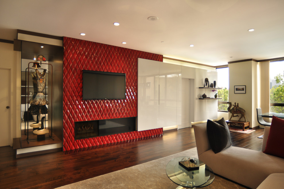 Cette image montre un grand salon asiatique ouvert avec une salle de réception, un mur multicolore, parquet foncé, une cheminée ribbon, un manteau de cheminée en carrelage et un téléviseur fixé au mur.