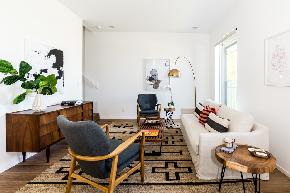 Idéer för ett modernt separat vardagsrum, med vita väggar, mörkt trägolv och brunt golv