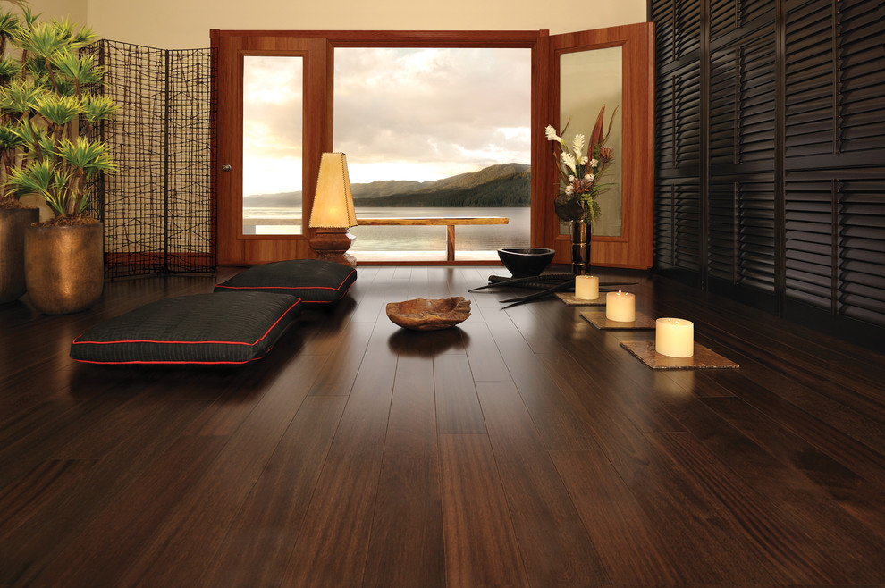 Diseño de salón de estilo zen con paredes beige y suelo de madera oscura