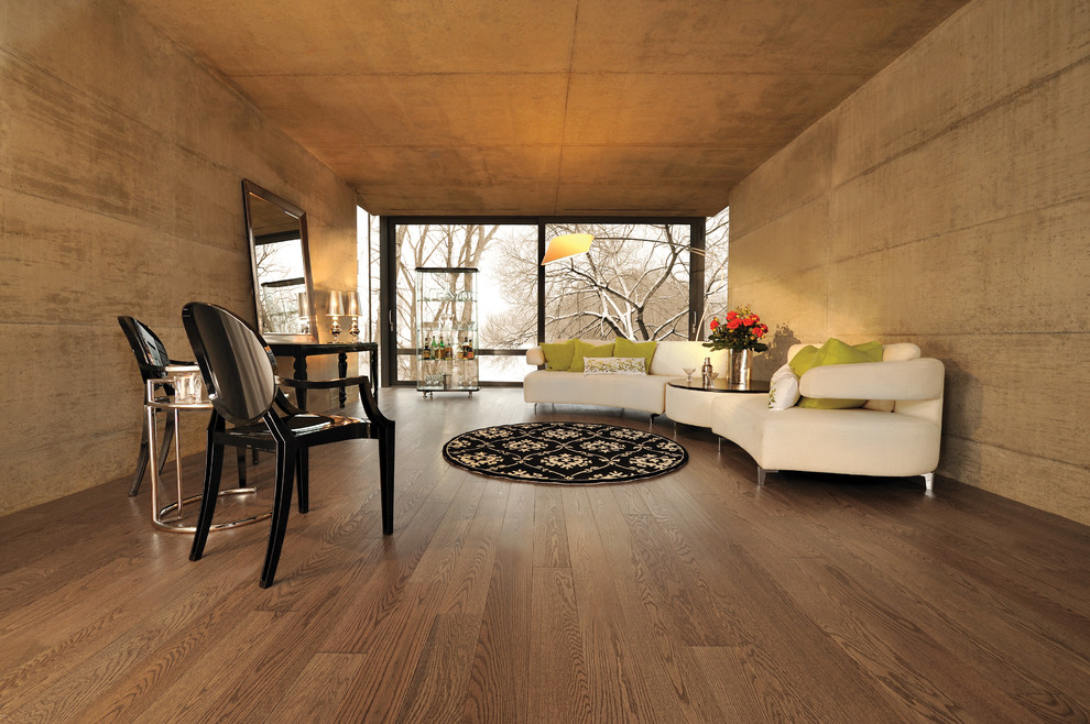 Cette photo montre un grand salon tendance ouvert avec un mur beige et un sol en bois brun.