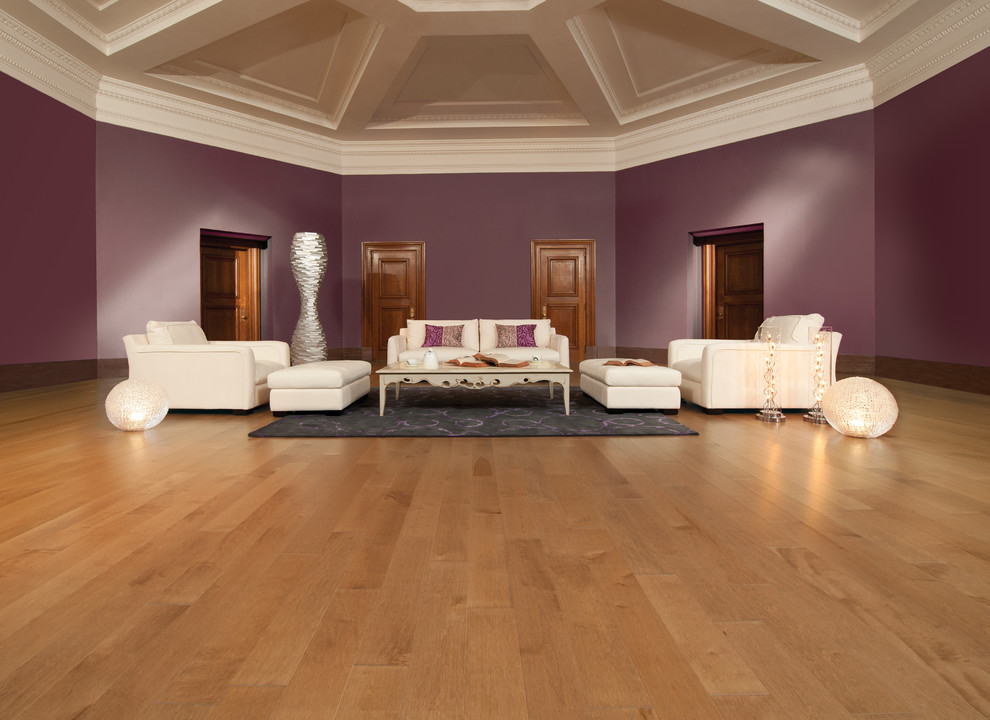 Foto di un soggiorno contemporaneo con pareti viola e parquet chiaro