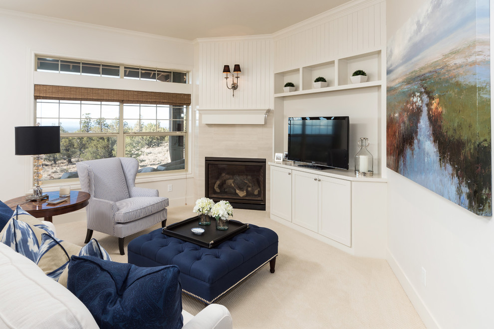 Exempel på ett stort klassiskt separat vardagsrum, med ett finrum, vita väggar, heltäckningsmatta, en öppen hörnspis, en spiselkrans i trä, en fristående TV och beiget golv