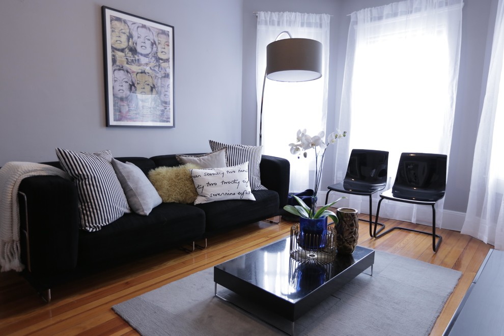 Kleines, Repräsentatives, Abgetrenntes Modernes Wohnzimmer ohne Kamin mit grauer Wandfarbe, braunem Holzboden und freistehendem TV in Boston
