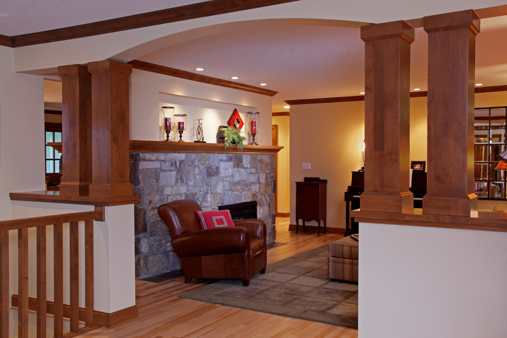 Идея дизайна: гостиная комната в классическом стиле с светлым паркетным полом, стандартным камином и фасадом камина из камня