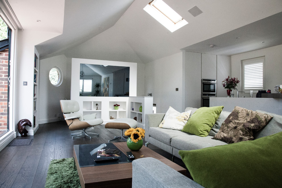 Mittelgroßes, Repräsentatives, Abgetrenntes Modernes Wohnzimmer ohne Kamin mit dunklem Holzboden und Multimediawand in London