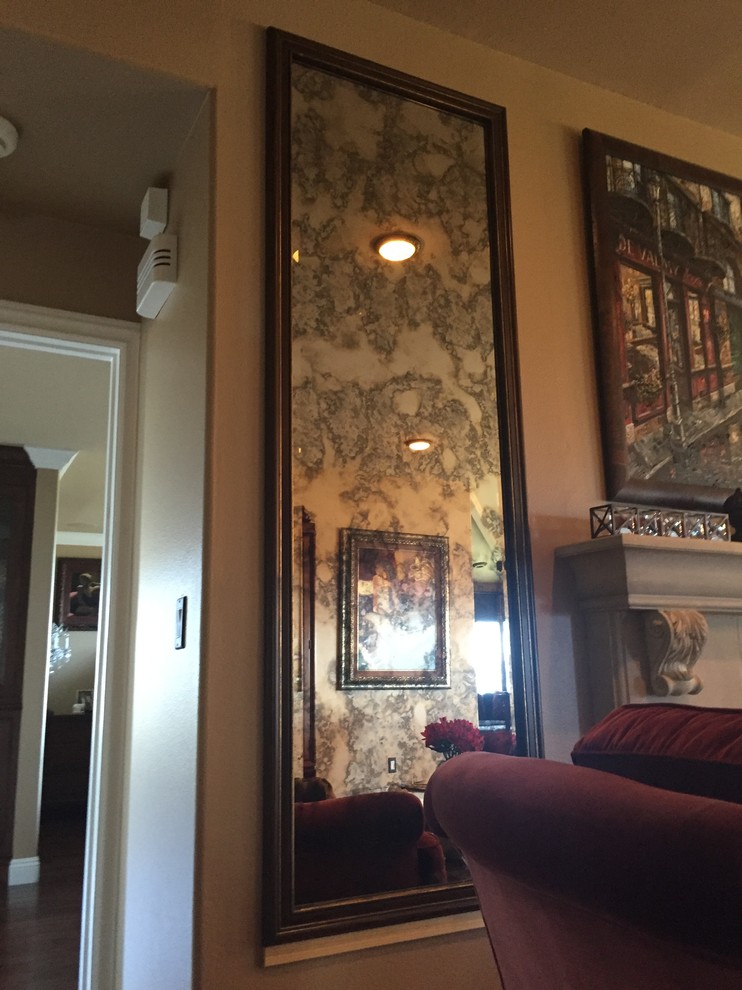 Kleines, Repräsentatives, Fernseherloses, Offenes Klassisches Wohnzimmer mit beiger Wandfarbe, dunklem Holzboden, Kamin und Kaminumrandung aus Metall in Orange County