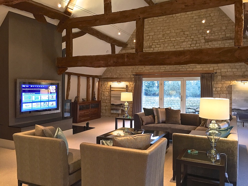 Foto di un soggiorno stile rurale con moquette, TV a parete e stufa a legna