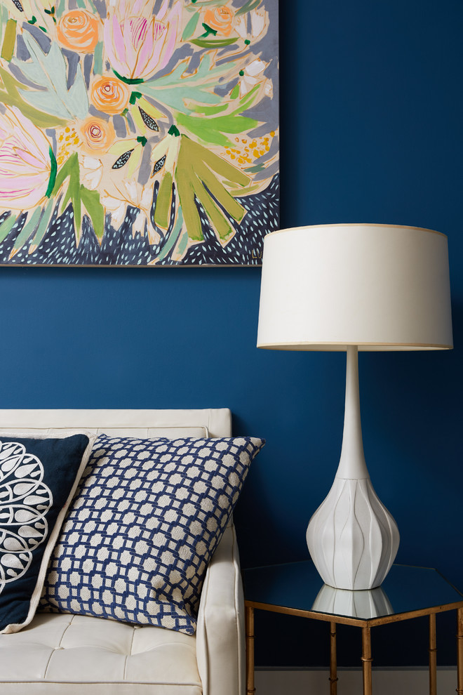 Источник вдохновения для домашнего уюта: маленькая парадная, изолированная гостиная комната в средиземноморском стиле с синими стенами без камина для на участке и в саду