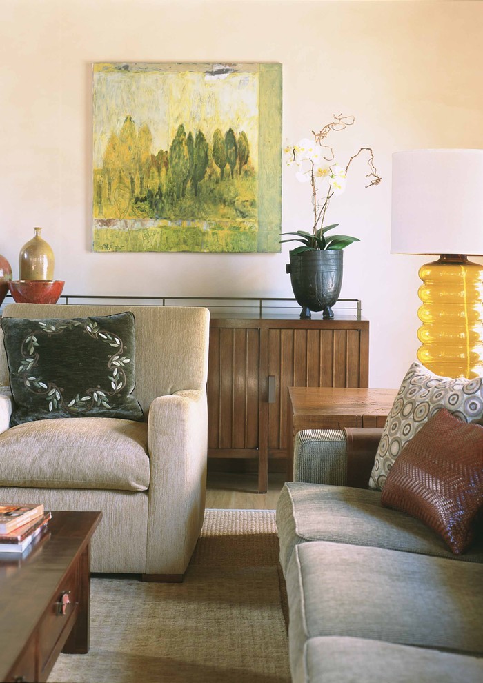 Imagen de salón minimalista con paredes beige
