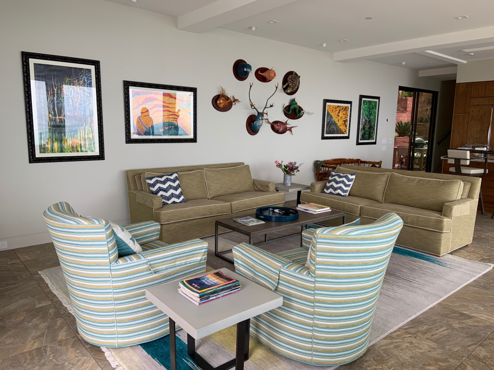 Immagine di un soggiorno bohémian di medie dimensioni e aperto con pareti bianche, pavimento in travertino, nessuna TV e pavimento multicolore