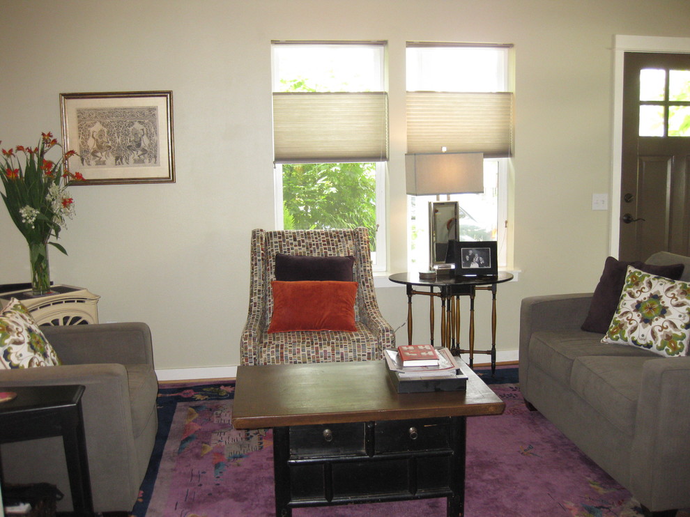 Imagen de salón actual de tamaño medio sin chimenea con paredes beige y moqueta