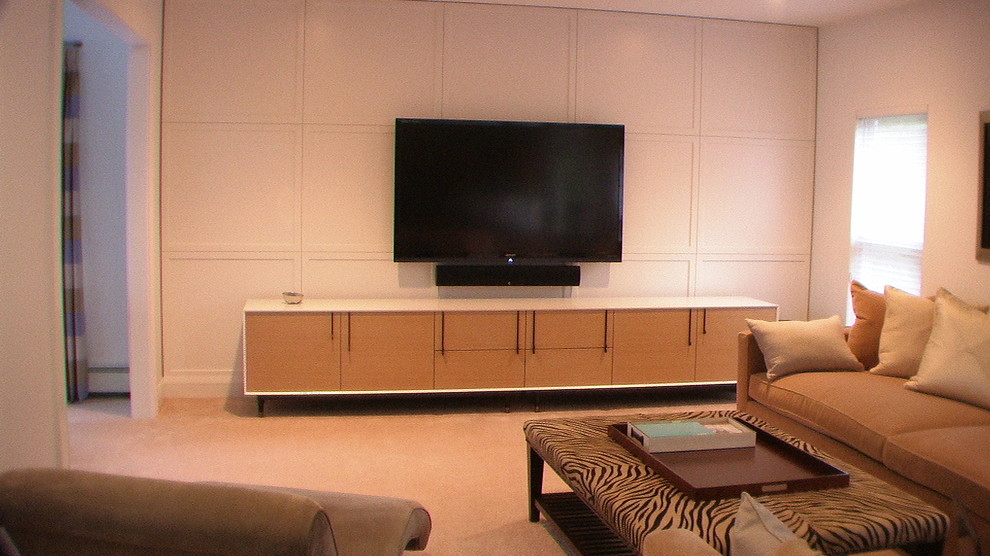 Mittelgroßes, Repräsentatives, Abgetrenntes Modernes Wohnzimmer mit weißer Wandfarbe, Teppichboden, TV-Wand und beigem Boden in New York