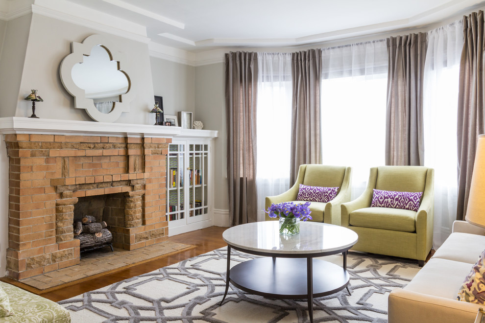 Repräsentatives, Fernseherloses Klassisches Wohnzimmer mit grauer Wandfarbe, braunem Holzboden, Kamin und Kaminumrandung aus Backstein in San Francisco