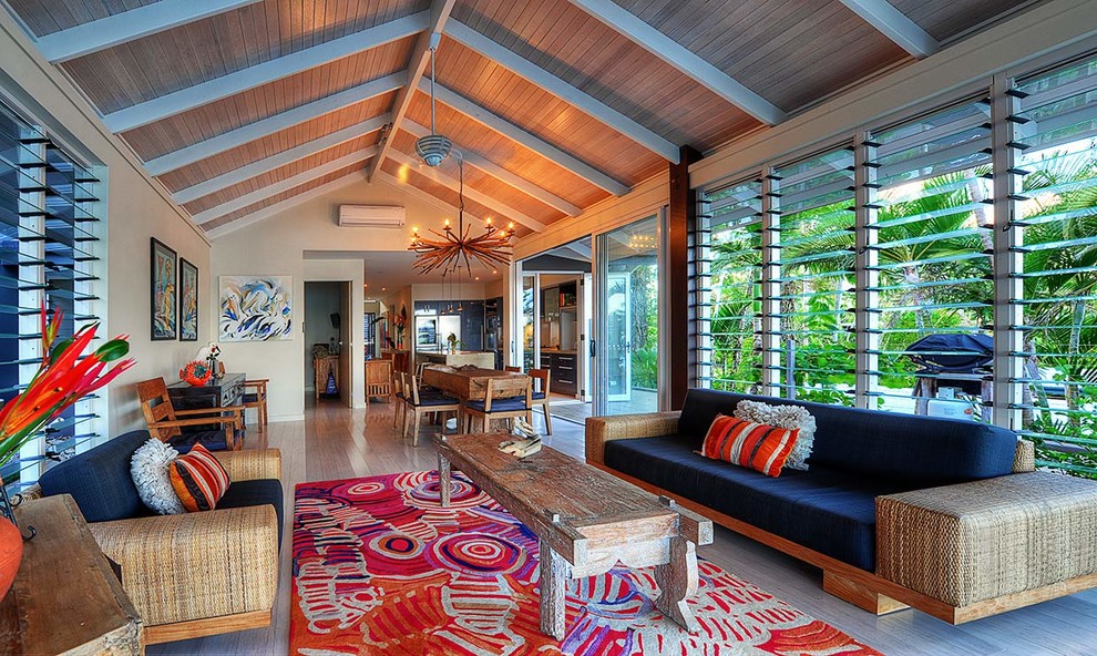 Immagine di un soggiorno tropicale con pavimento in bambù